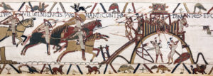Fragmento del Tapiz de Bayeux (Escena 19: El asedio de Dinan), que la leyenda atribuye a la reina Matilde de Flandes (c. 1031-1083) y sus sirvientas. Musée de la Tapisserie de Bayeux, Bayeux, Normandía.