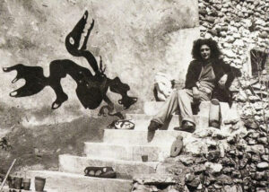 Fotografía de Leonora Carrington en su casa de Saint-Martin-d'Ardèche (1938).
