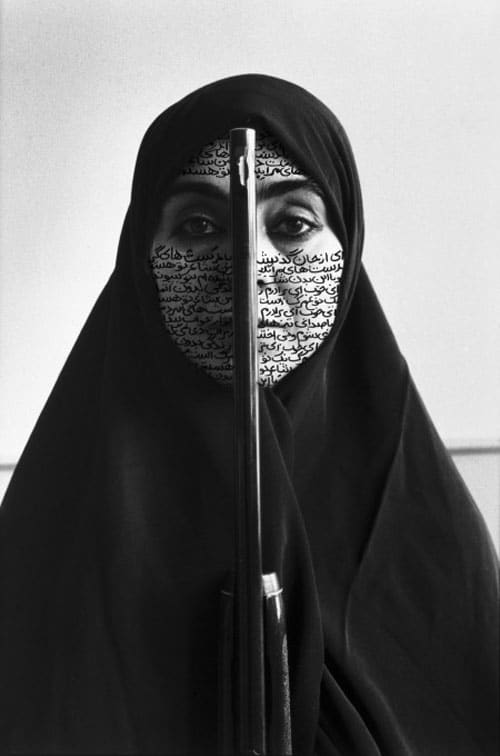 Mujeres, vida, libertad. Shirin Neshat: Silencio rebelde (serie Mujeres de Alá, 1994), tinta sobre fotografía, cortesía de Barbara Gladstone Gallery, Nueva York y Bruselas.
